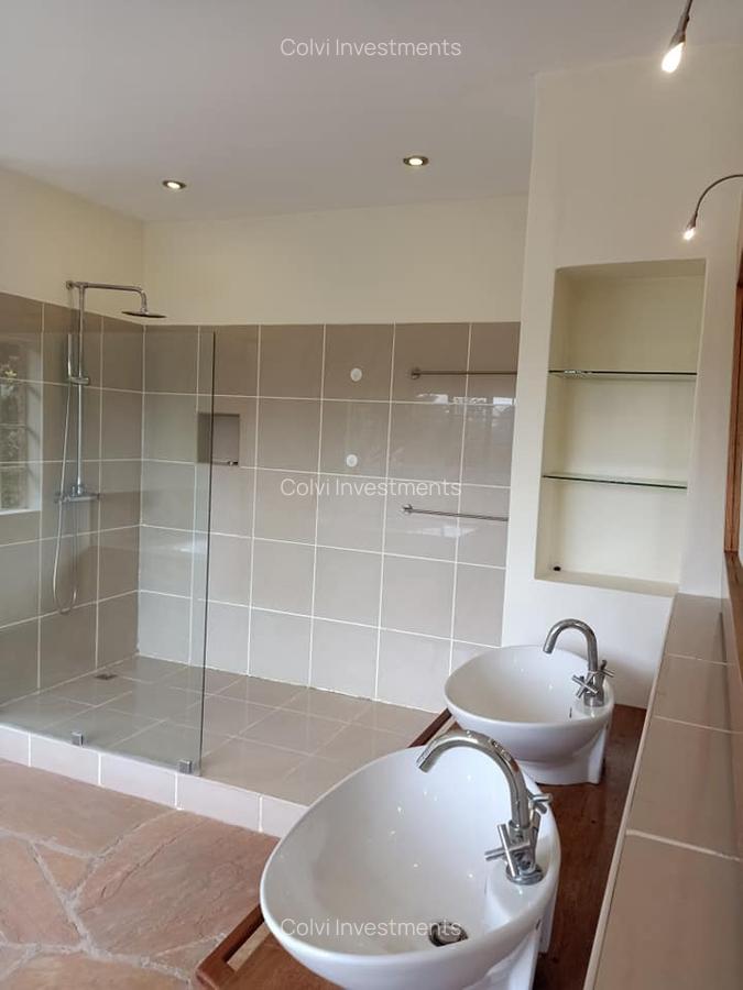 5 Bed House with Swimming Pool in Ridgeways - 3