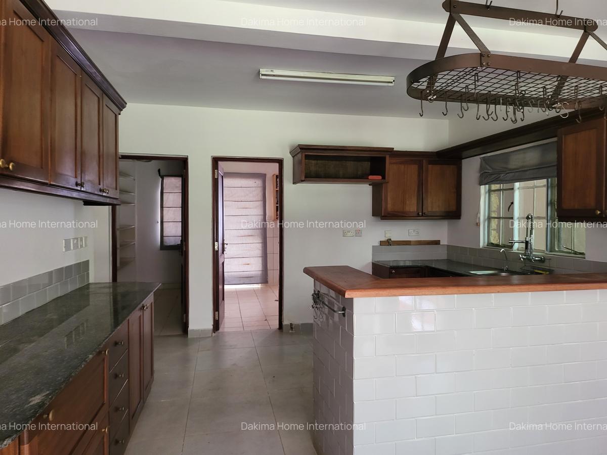 5 Bed Townhouse with En Suite in Rosslyn - 2