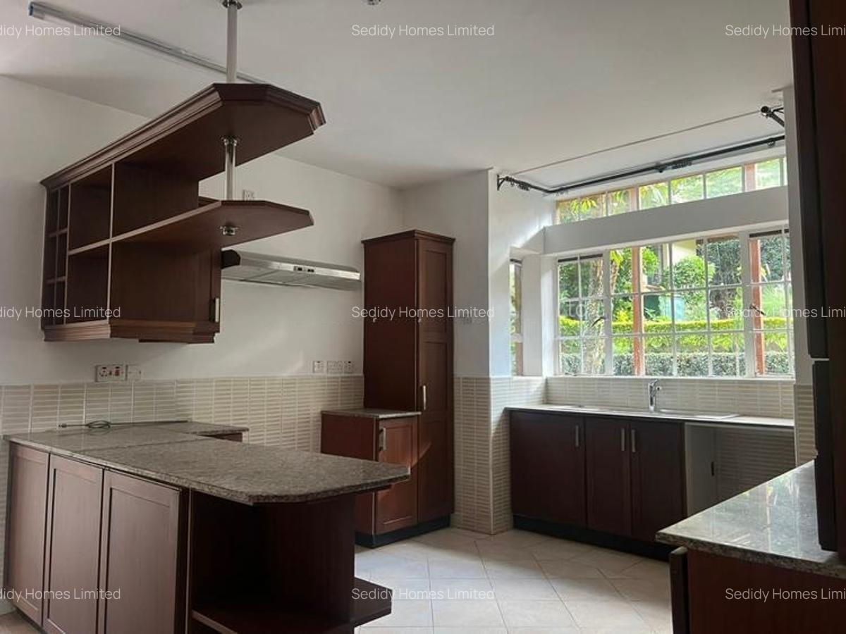 5 Bed Townhouse with En Suite in Rosslyn - 8