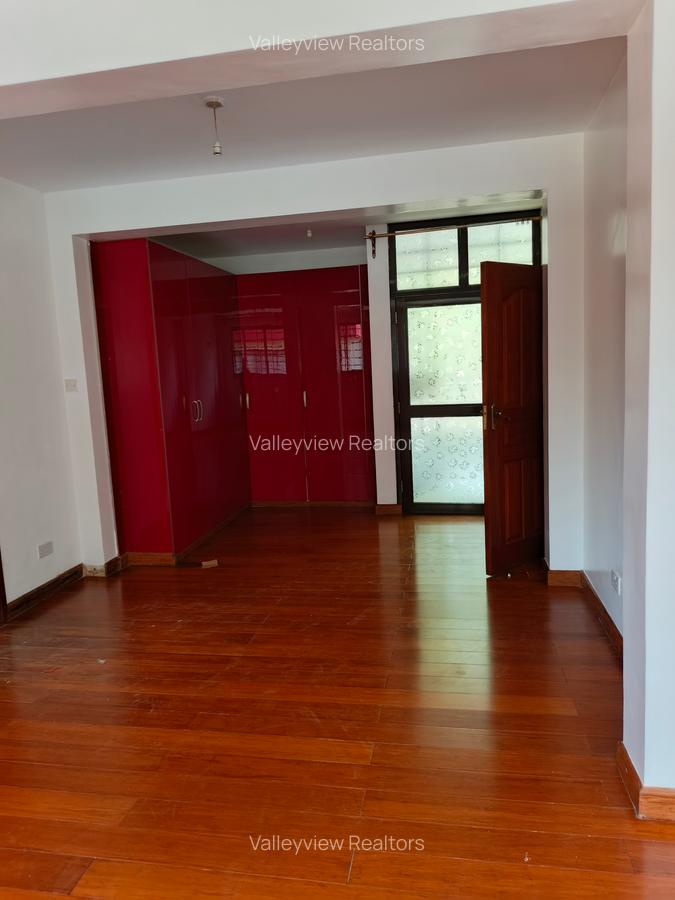 5 Bed Townhouse with En Suite at Lavington - 17