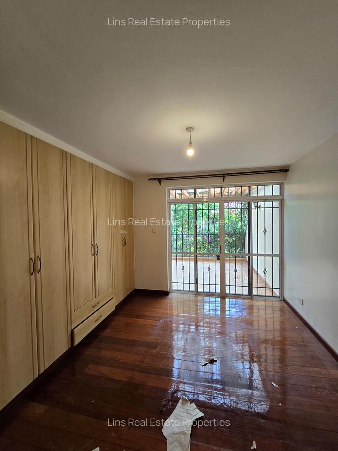 5 Bed Townhouse with En Suite in Brookside - 12