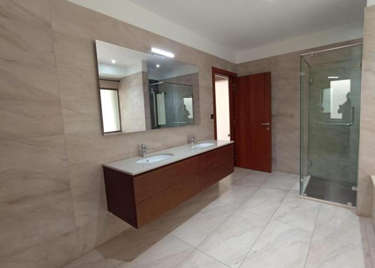 5 Bed House with En Suite in Lavington - 9