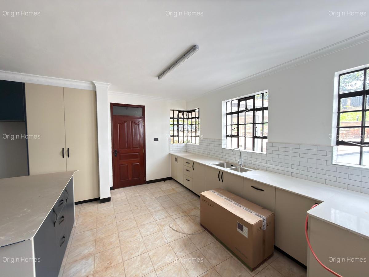 5 Bed House with En Suite at Windsor - 15