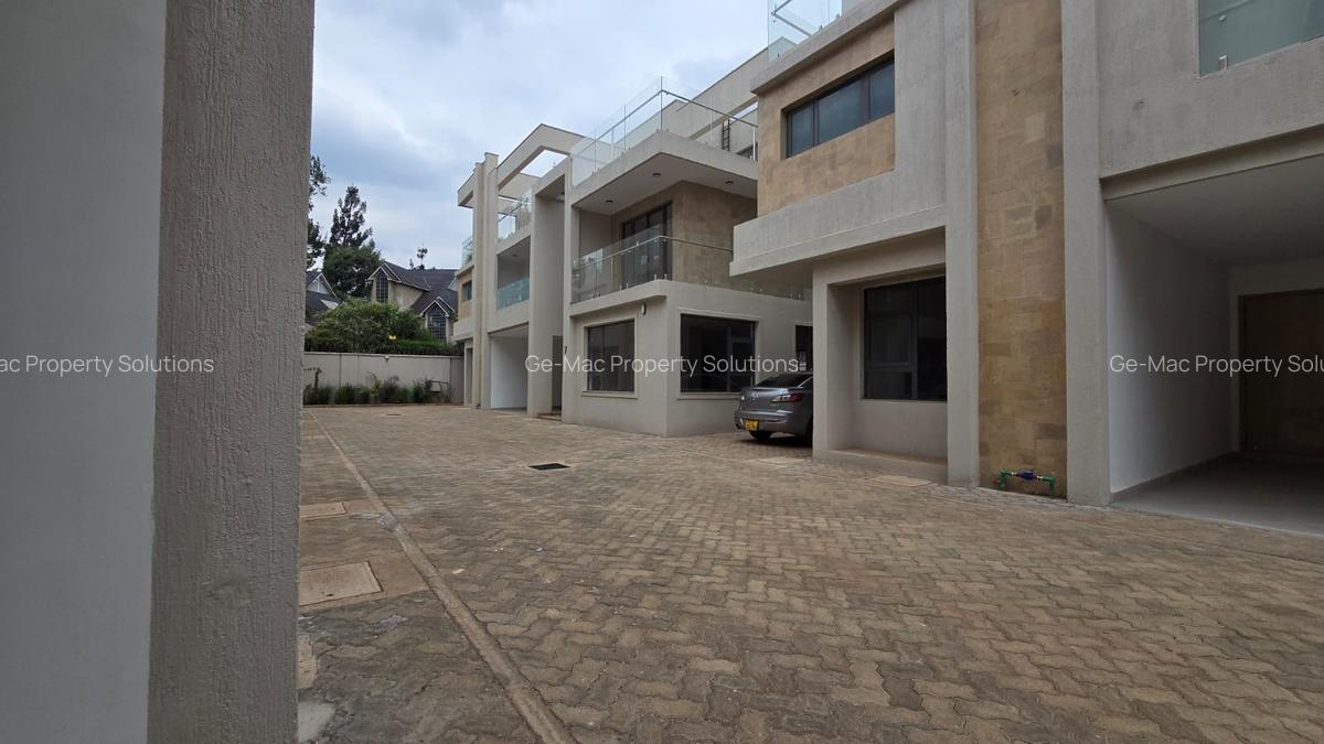 6 Bed House with En Suite in Lavington - 4
