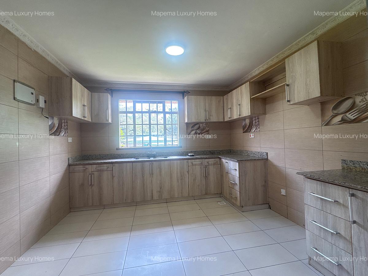 5 Bed House with En Suite at Hardy Area - 2