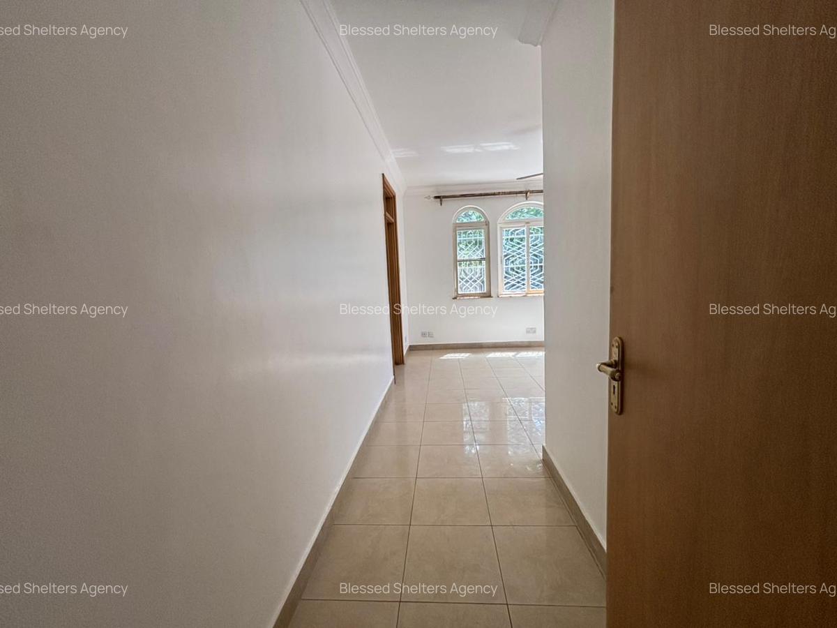 5 Bed House with En Suite in Runda - 14