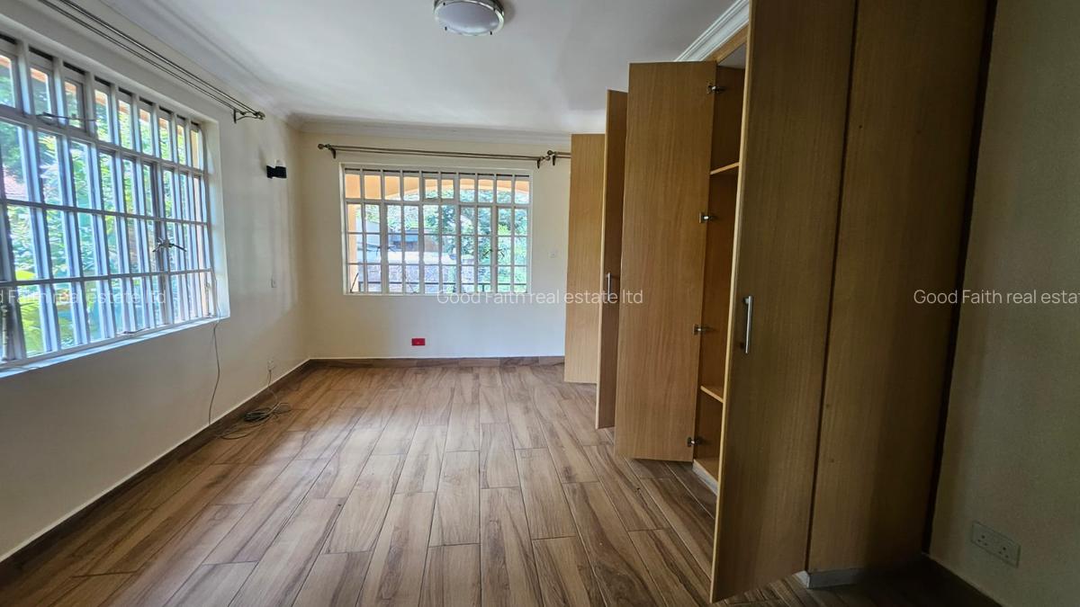 4 Bed House with En Suite in Rosslyn - 14