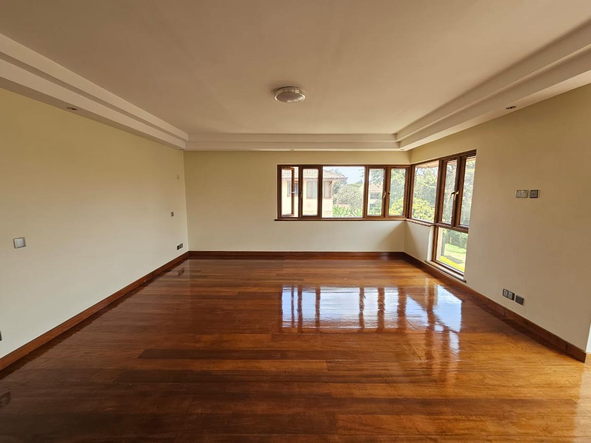 5 Bed House with En Suite in Lavington - 12