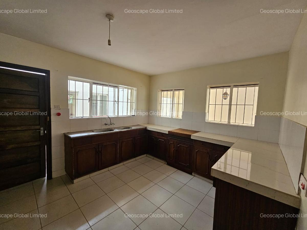 4 Bed House with En Suite in Spring Valley - 13