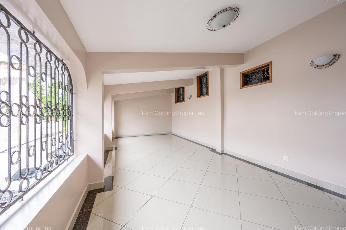 10 Bed House with En Suite at Bokole Drive - 6