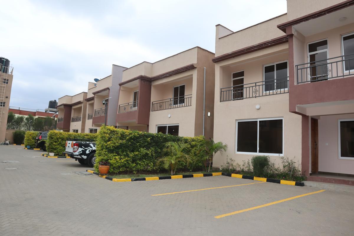 4 Bed House with En Suite at Near Gateway Mall - 2