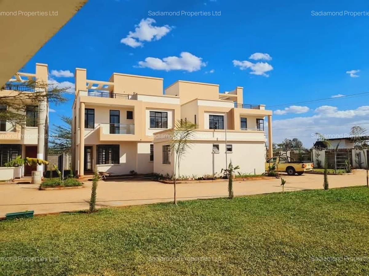 4 Bed Townhouse with En Suite in Membley - 1