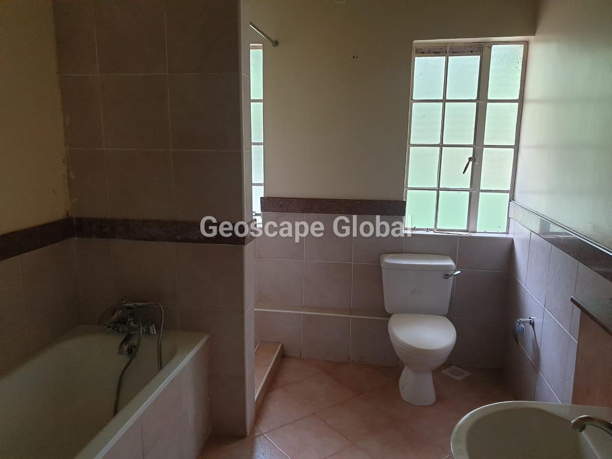 5 Bed House with En Suite in Rosslyn - 7