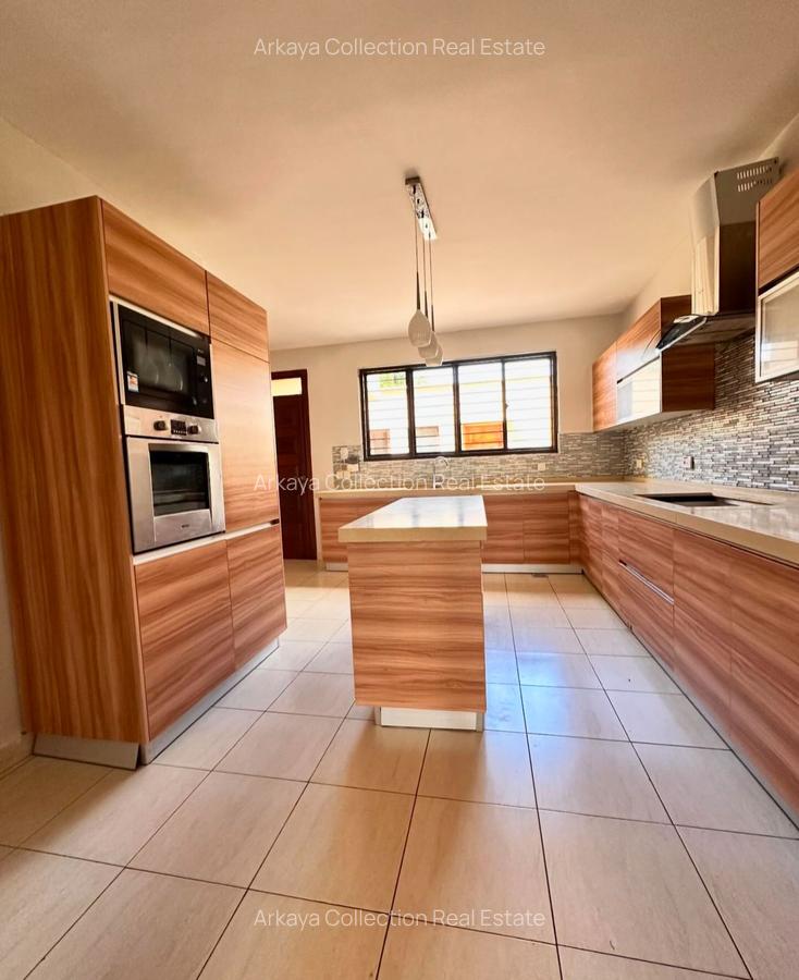 5 Bed House with En Suite in Lavington - 7