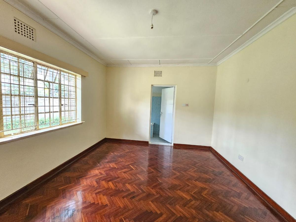 4,000 ft² Commercial Property with Service Charge Included in Lavington - 19