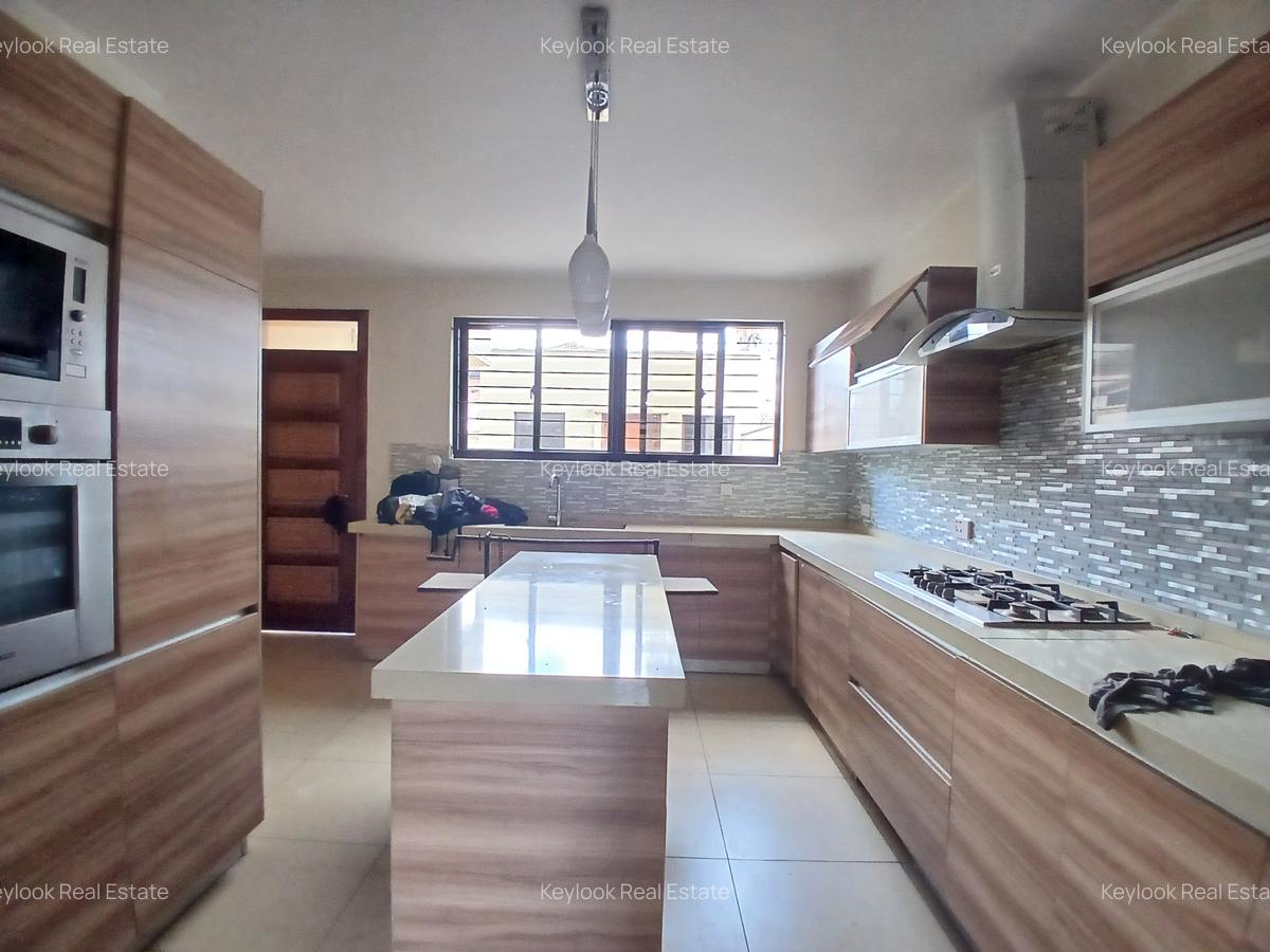5 Bed Townhouse with En Suite at Lavington - 19