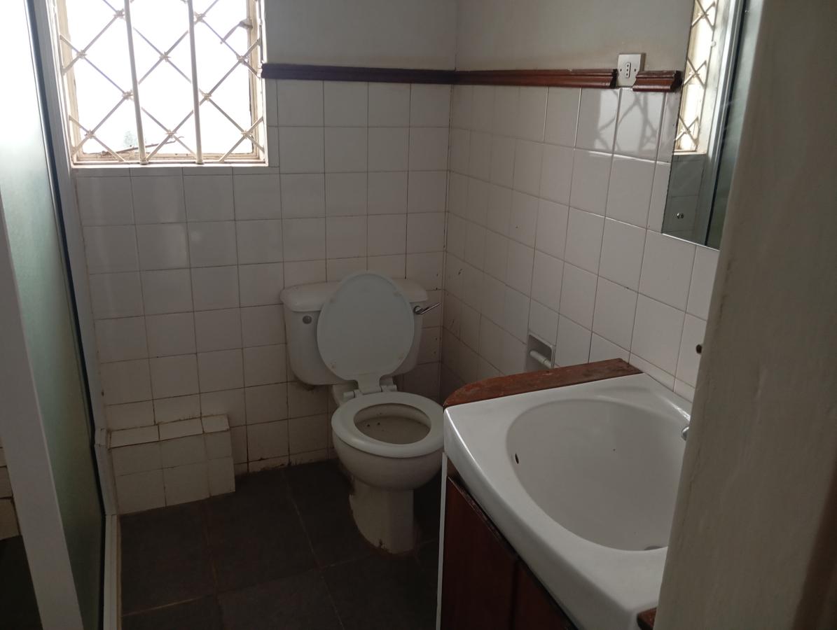 3 Bed House with En Suite at Limury Road - 10