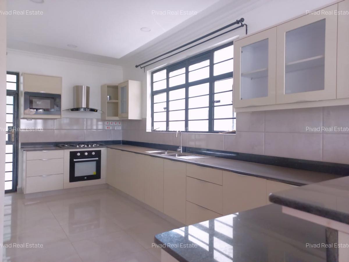 4 Bed Townhouse with Garden in Membley - 3