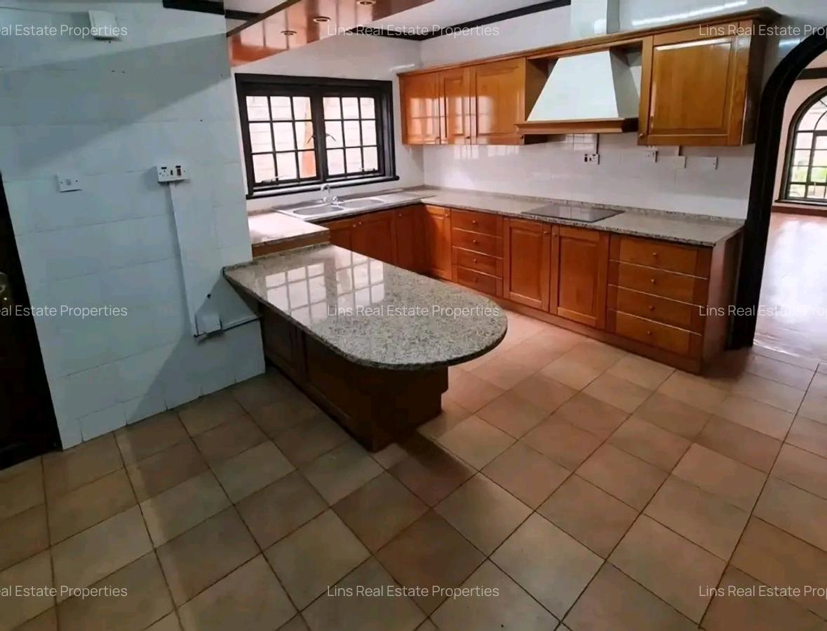 4 Bed Townhouse with En Suite in Riverside - 6