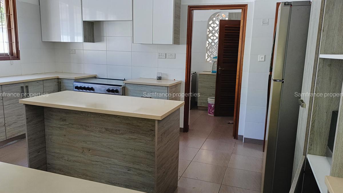 4 Bed Townhouse with En Suite at Greenwood Drive - 12