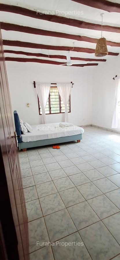 Serviced 2 Bed Apartment with Swimming Pool at Beach Road - 7