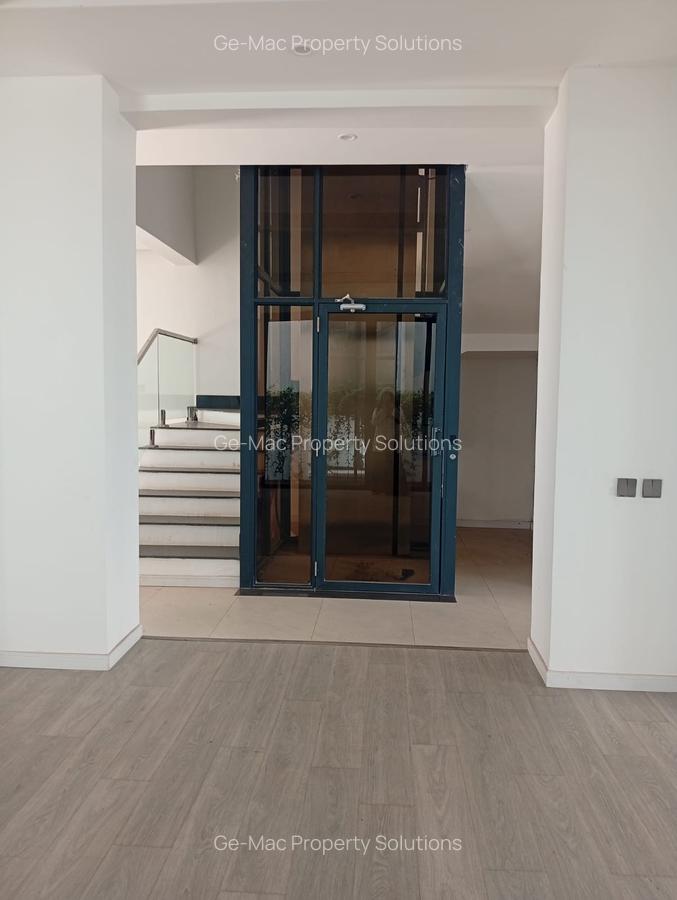 5 Bed House with En Suite in Lavington - 3