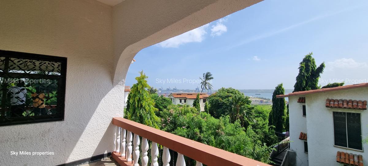 4 Bed House with En Suite at Portreitz - 12