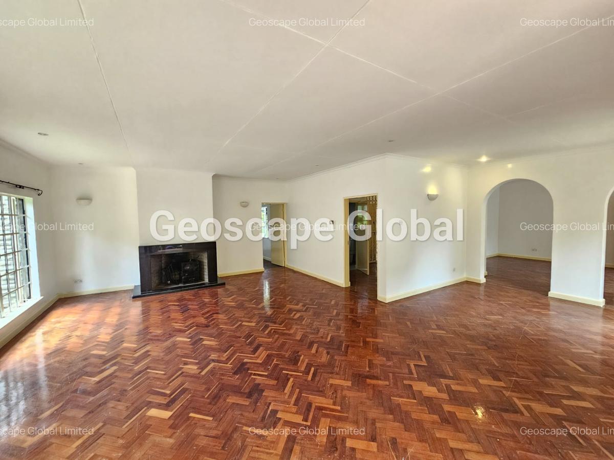 4 Bed House with En Suite in Lavington - 11