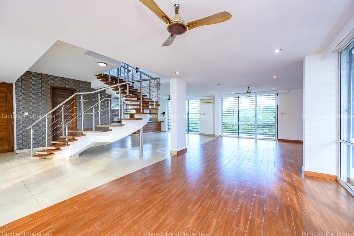 4 Bed Apartment with En Suite at Greenwood Drive - 1