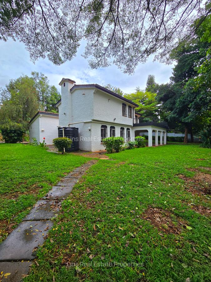 4 Bed House with En Suite in Hill View - 1