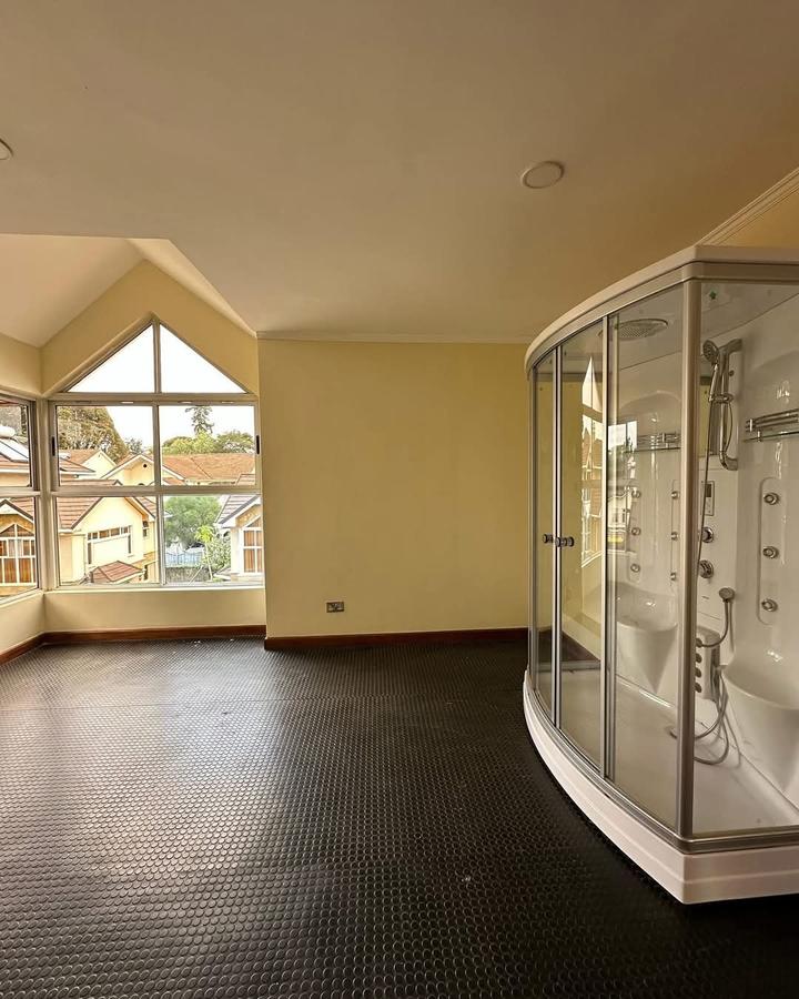 5 Bed Townhouse with En Suite at Lavington - 2