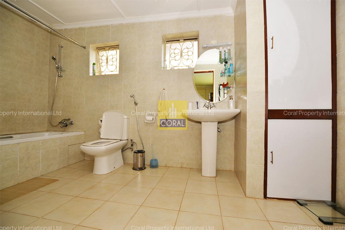 4 Bed House in Lavington - 18