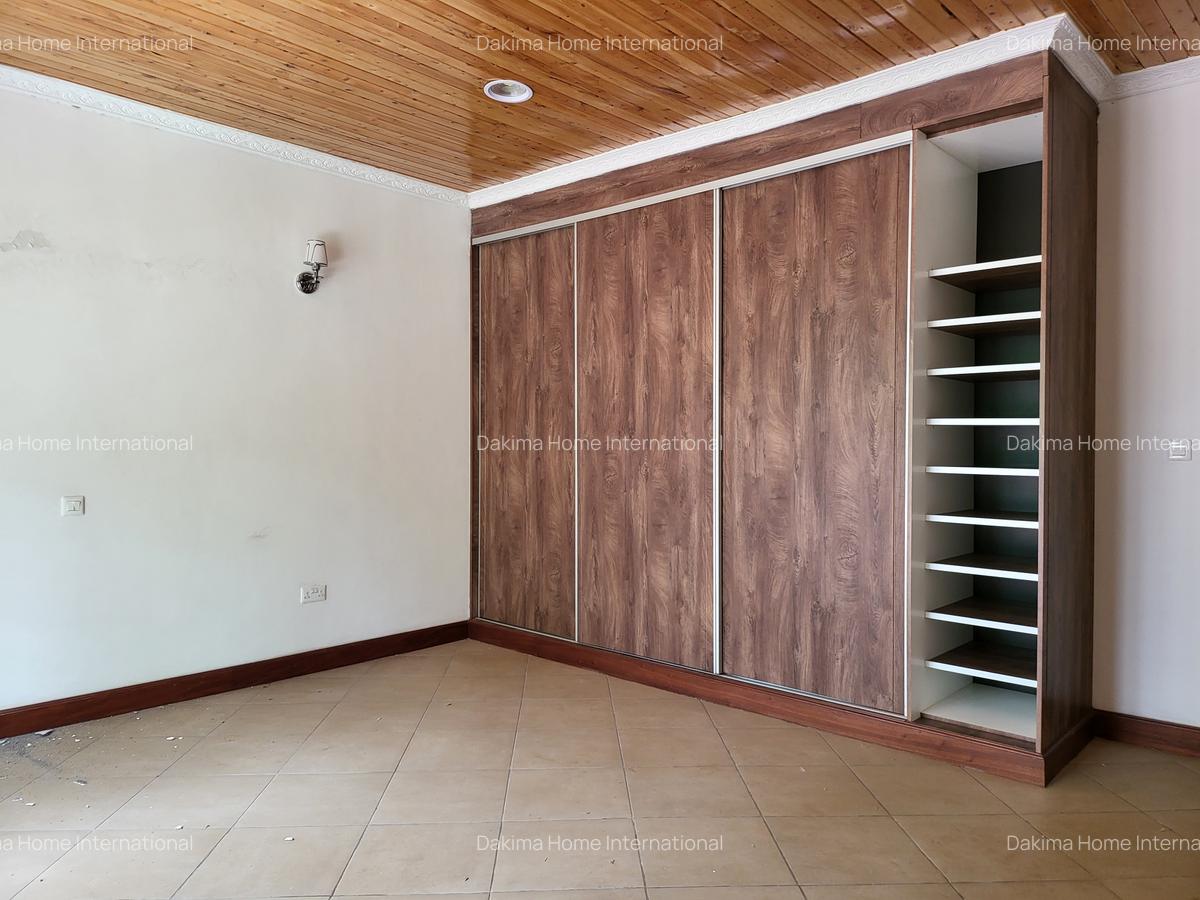 5 Bed Townhouse with En Suite in Rosslyn - 12