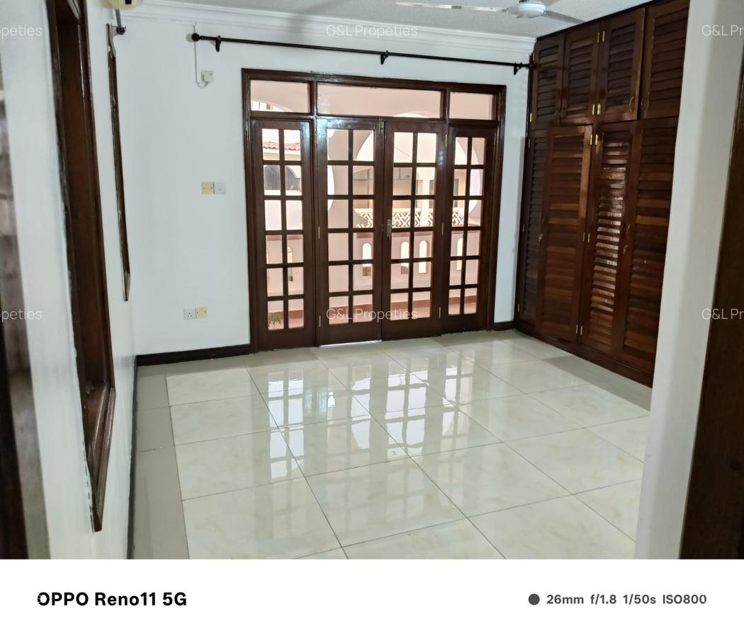 3 Bed Apartment with En Suite at Links Road - 12