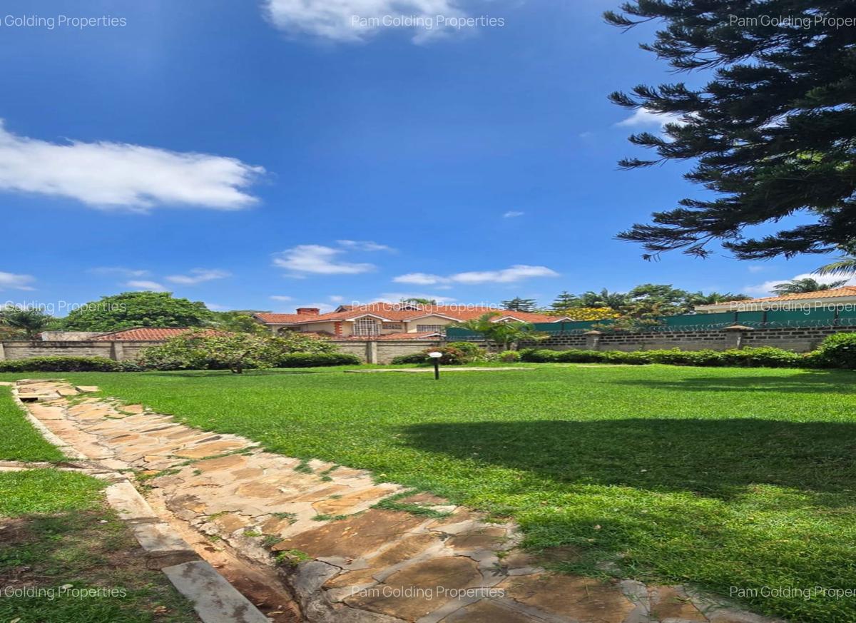 5 Bed House with En Suite in Runda - 12