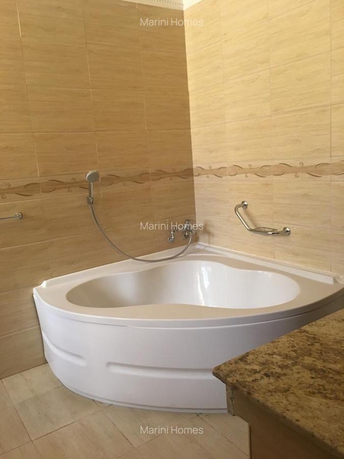 4 Bed Townhouse with En Suite in Kyuna - 17