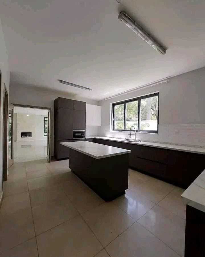 5 Bed House with En Suite in Lavington - 3