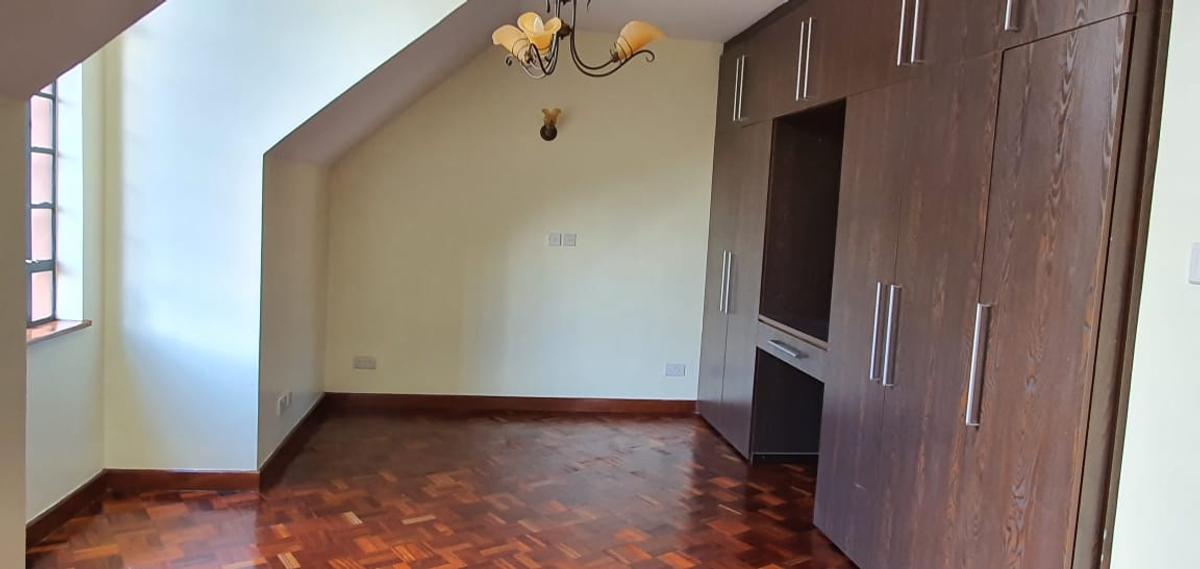 4 Bed Townhouse with En Suite in Lavington - 12
