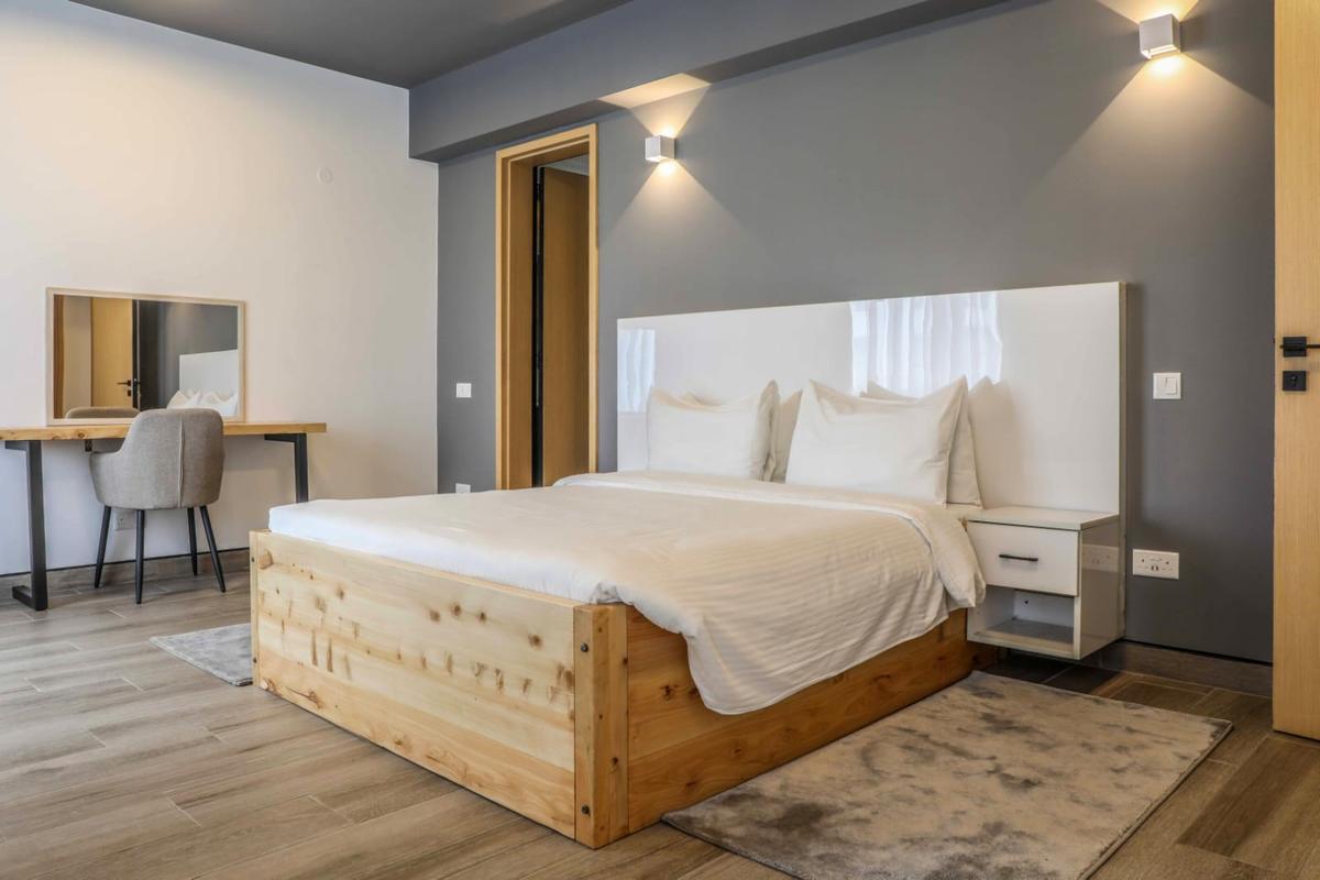 3 Bed Apartment with En Suite at 23 - 13