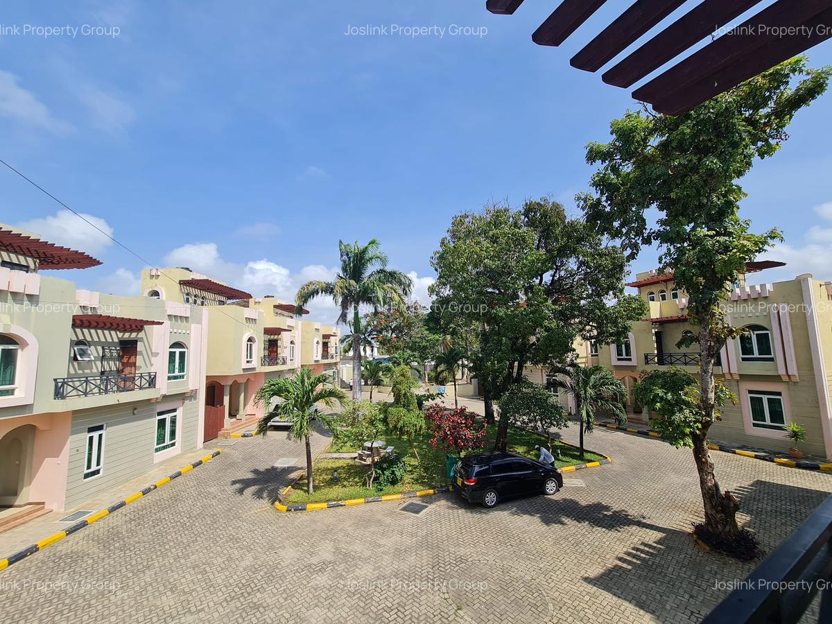5 Bed Townhouse with Swimming Pool in Nyali Area - 1