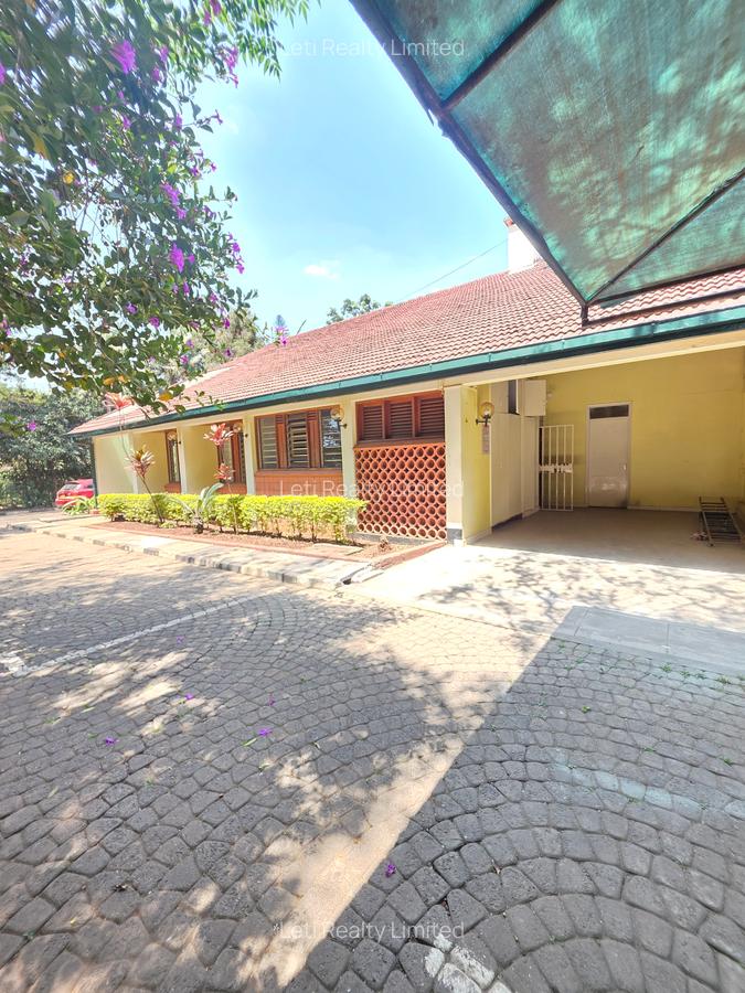 4 Bed House with En Suite in Lavington - 2