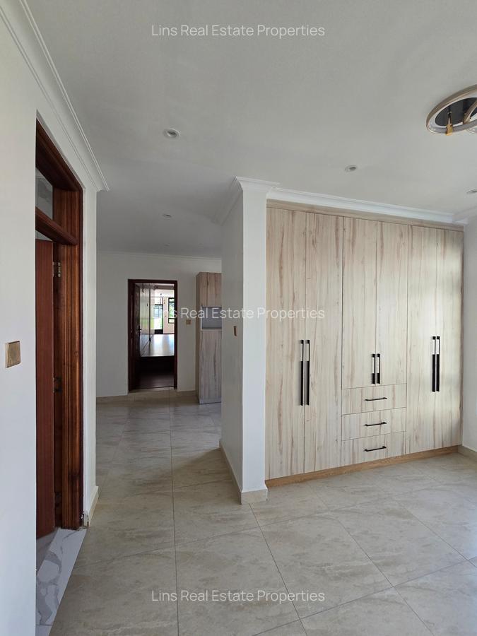 7 Bed House with En Suite in Runda - 17