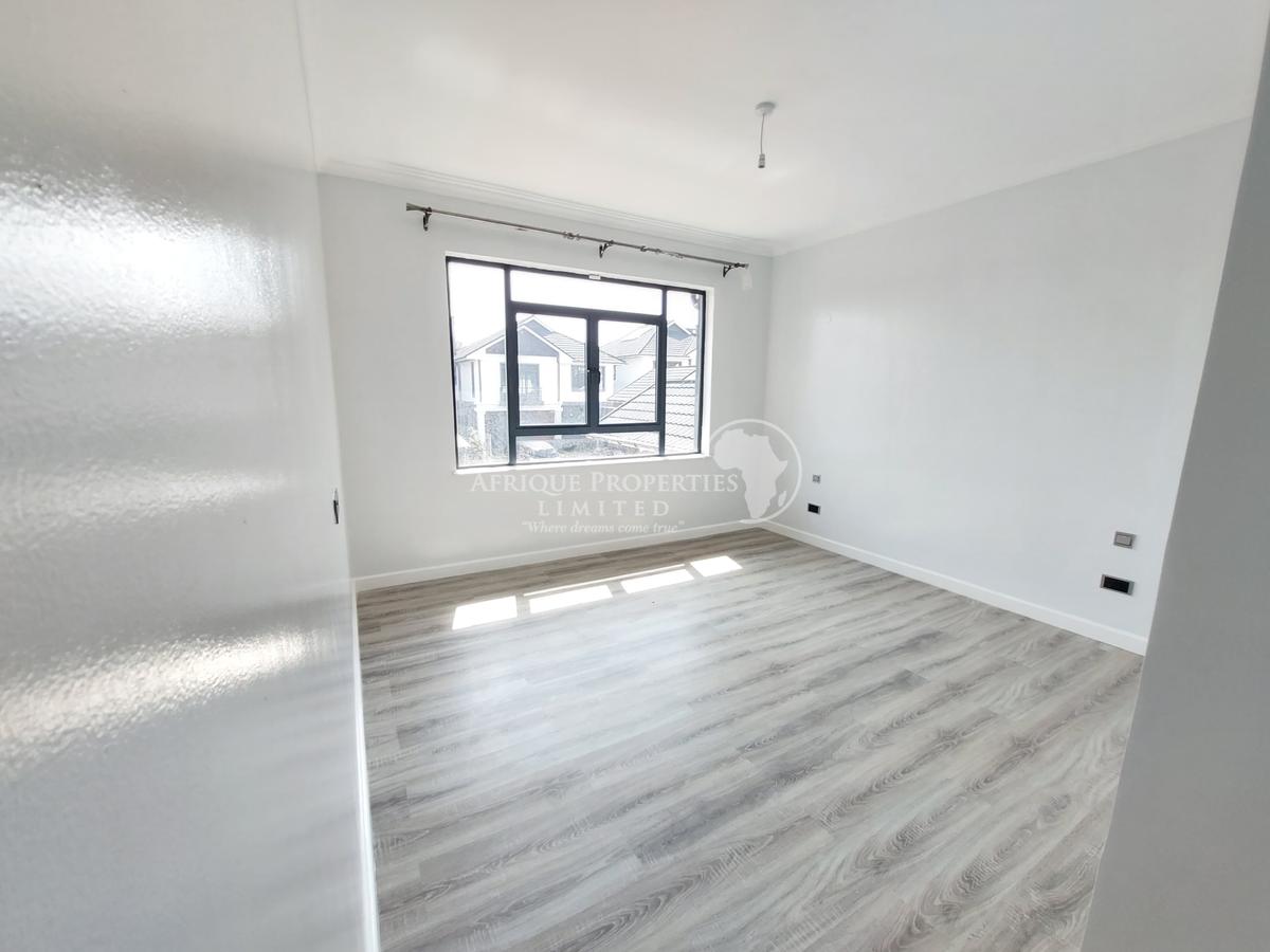 4 Bed House with En Suite in Runda - 12