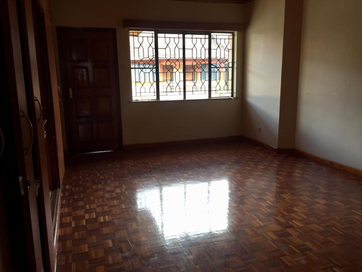 5 Bed House with En Suite in Lavington - 14