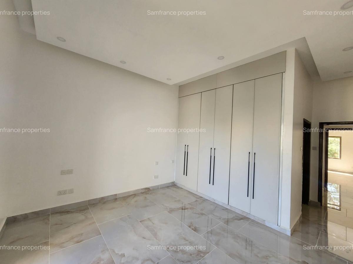 Serviced 3 Bed Apartment with En Suite at Green Wood - 7