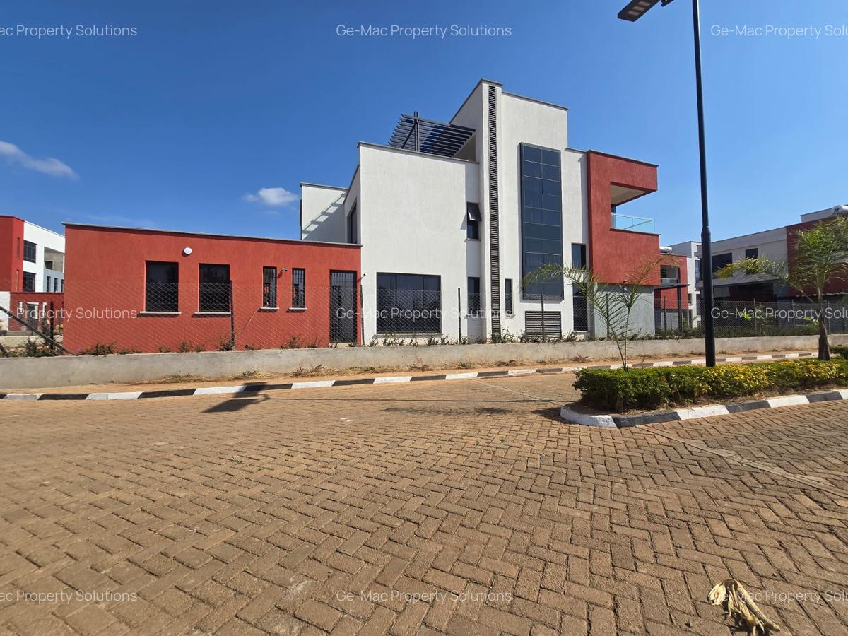 4 Bed House with En Suite in Membley - 1