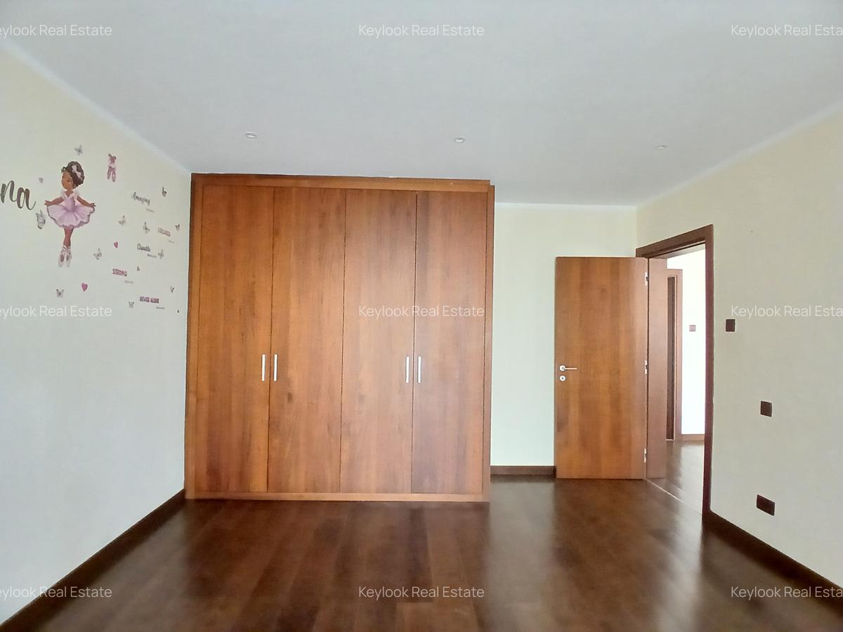 5 Bed Townhouse with En Suite at Lavington Green - 16