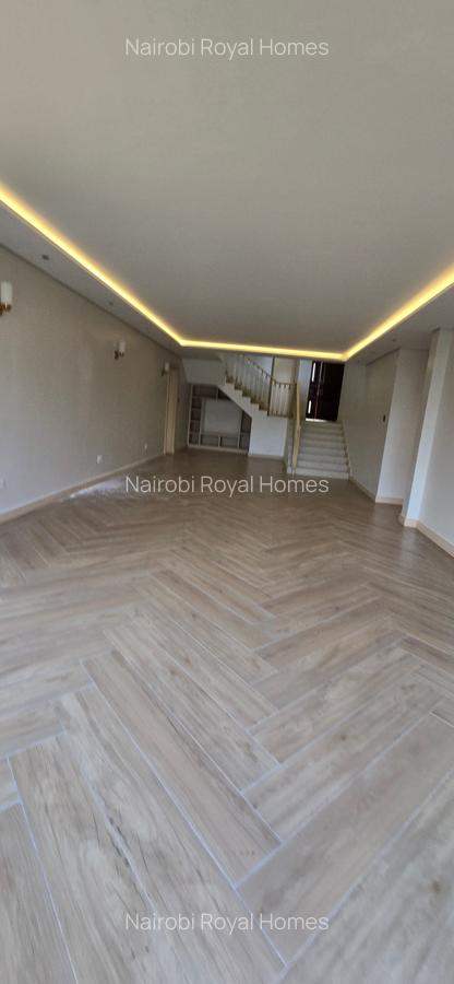 5 Bed House with En Suite at Lavington Green - 5