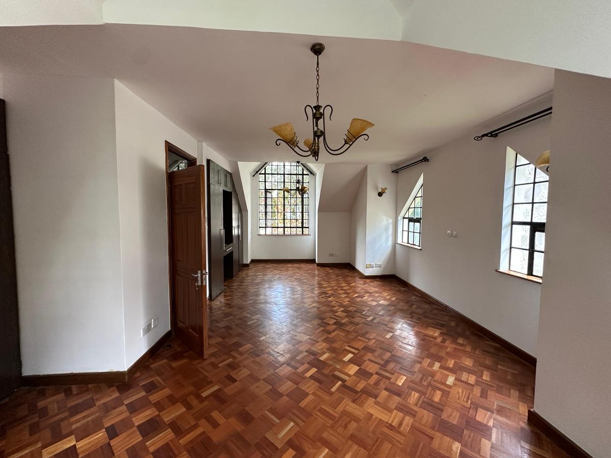 4 Bed Villa with En Suite at Lavington - 11