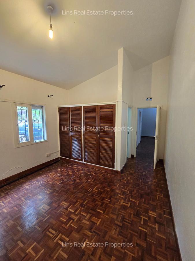 4 Bed House with En Suite in Hill View - 10